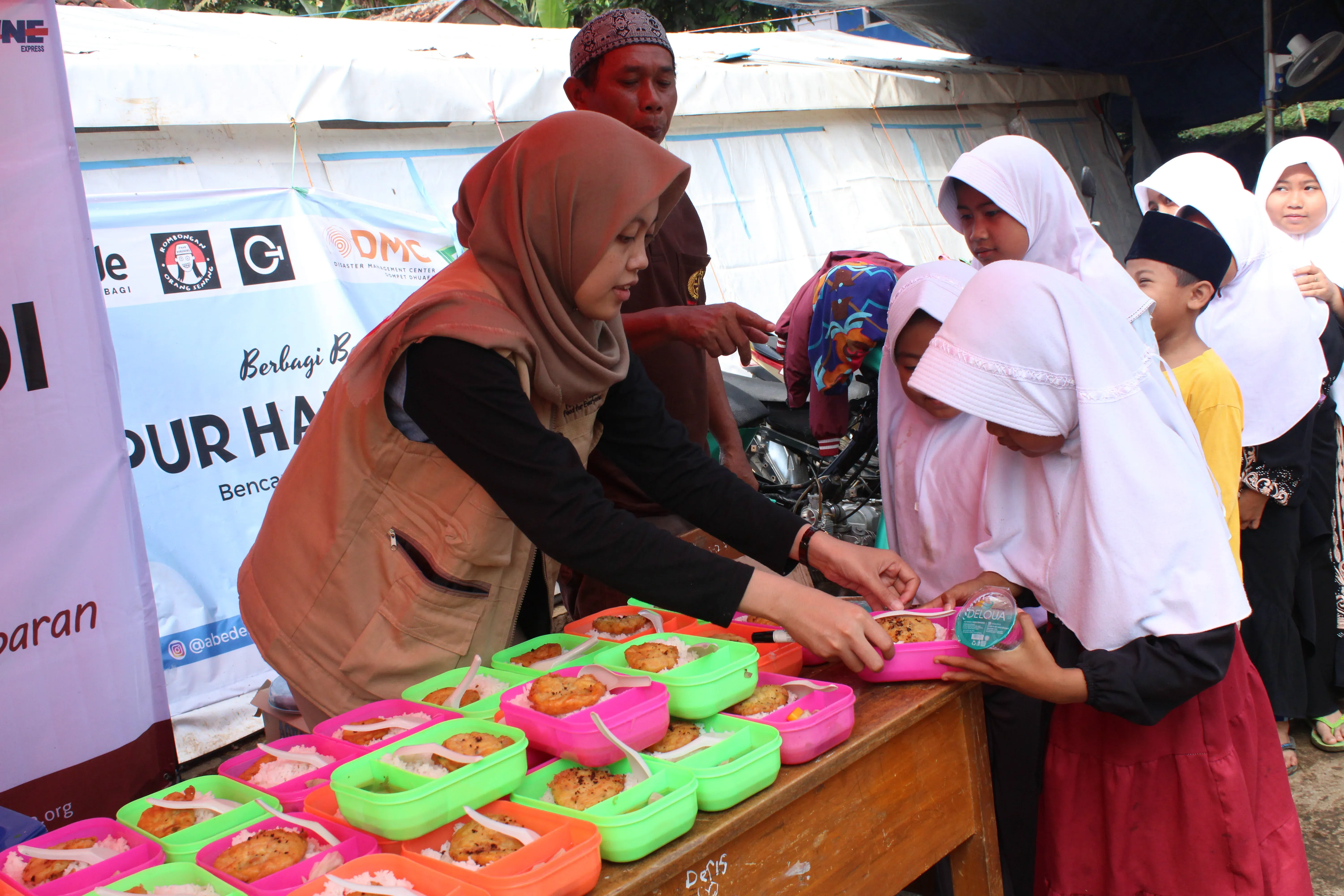 Kegiatan penyaluran bantuan pangan Foodbank of Indonesia